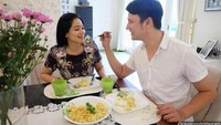 Aktor tampan sekaligus suami dari aktris cantik, Titi Kamal ini masuk dalam salah satu hot daddy idaman. Ayah dari Kai dan Arjuna itu pernah membuat sajian berbahan dasar makaroni untuk Titi Kamal. So sweet! Foto: Instagram Christian Sugiono  