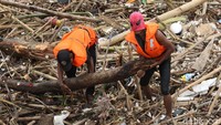 Ada sosok superhero Spiderman saat sejumlah petugas sedang membersihkan sampah di Pintu Air Manggarai, Jakarta, Senin (12/11/2018).