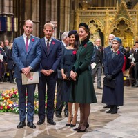 Setiap tahun menjelang Malam Natal, pihak Kerajaan Inggris rutin menggelar sebuah laga sepakbola untuk amal di halaman lokasi peristirahatan Ratu di Sandringham, Norfolk, Inggris. Pertandingan ini lantas menjadi tradisi tersendiri yang tidak boleh dilewatkan Pangeran William dan Harry. Setiap tahun, mereka ikut dalam pertandingan itu. Foto: Reuters