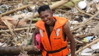 Diketahui 25 petugas UPK Badan Air dikerahkan untuk mengangkat sampah yang menumpuk di Pintu Air Manggarai menuju tempat pembuangan sementara (TPS) di Jalan Perintis Kemerdekaan, Pulogadung, Jakarta Timur.