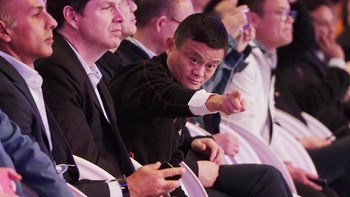 Bulan Novemberm Jack Ma tampil terakhir kalinya dalam perhelatan besar Alibaba, yakni pesta diskon Singles Day. Raksasa e-commerce itupun meraih rekor pendapatan. Hanya dalam beberapa menit pada pembukaan pesta belanja online itu, Alibaba sukses mencatatkan transaksi sebesar 10 miliar yuan, atau lebih dari Rp 21 triliun. Lebih fantastisnya lagi, sekitar Rp 15 triliun di antaranya dicapai hanya dalam waktu kurang dari dua menit, tepatnya 85 detik. Foto: Reuters
