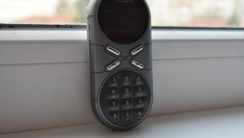 Ini adalah model ponsel Siemens Xalibri 1 yang diperkenalkan pada tahun 2003. Bentuknya memang sangat unik, jauh berbeda dari ponsel-ponsel keluaran zaman itu. Foto: Mobilissimo