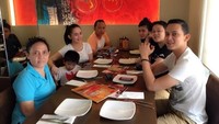 Bersama dengan keluarga, Rizky pun tampak kompak menunggu makan siang bersama di sebuah restoran. Foto: Instagram @rizky_irmansyah