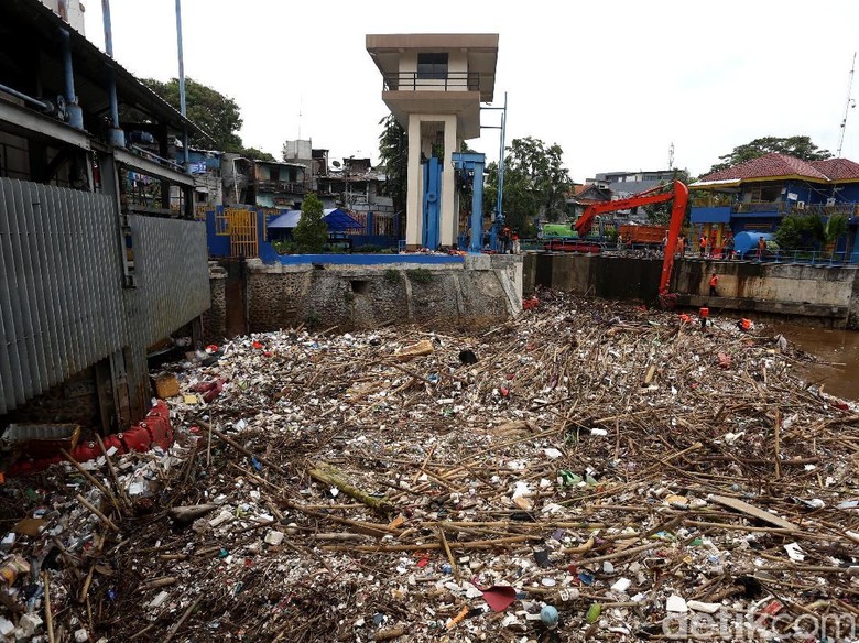 Cegah Banjir, Anies Siapkan Saringan Sampah Seperti Bendungan Cegah Banjir, Anies Siapkan Saringan Sampah Seperti Bendungan