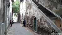 Beberapa warga foto-foto di kawasan kota tua tersebut.