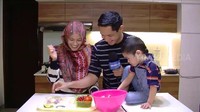 Suami Alyssa Soebandono ini menyempatkan dirinya untuk membantu sang istri memasak ayam goreng saat libur syuting. Tentunya ayam goreng buatannya dimakan juga oleh kedua putranya, Rendra dan Malik. Foto: Selebrita  