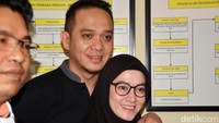 Lyra Virna bersama sang suami, Fadlan, saat ditemui di PN Bekasi, Jawa Barat pada Senin (12/11).  Foto: Ismail/detikFoto