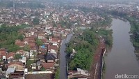 banjir juga memutuskan arus lalu lintas di Jalan Raya Anggadiredja Baleendah dan Jalan Raya Andir-Katapang karena terendam banjir.