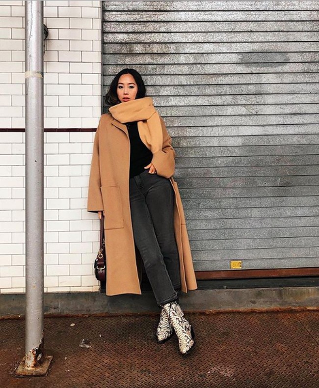 Aimee Song atau juga dikenal sebagai Song of Style menginspirasi dunia dengan gayanya yang stylish dan kekinian. Kini ia memiliki 4,9 juta followers dan bisa mendapat US$ 7 ribu atau Rp 103 juta sekali posting. Foto: Dok. Instagram/@songofstyle