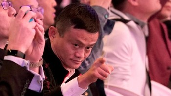 Jack Ma entah menunjuk ke siapa. Dalam angka yang tercantum di Alizila, portal berita berisi info tentang Alibaba, toko online itu melampaui angka penjualan 100 miliar yuan (Rp 211 triliun) kurang dari 2 jam setelah lonceng pesta belanja online berbunyi. Dan dalam 24 jam, Alibaba membukukan transaksi USD 30 miliar atau di kisaran Rp 441 triliun yang mengalahka raihan tahun lalu sebanyak USD 24 triliun. Foto: Reuters