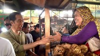 Di sini juga Jokowi memborong ubi. Ibu penjual ubi ini terlihat senang lapaknya disambangi orang nomor 1 Indonesia ini. Ia pun tak melewatkan momen untuk bersalaman dengan Jokowi. Foto: Instagram @jokowipedia