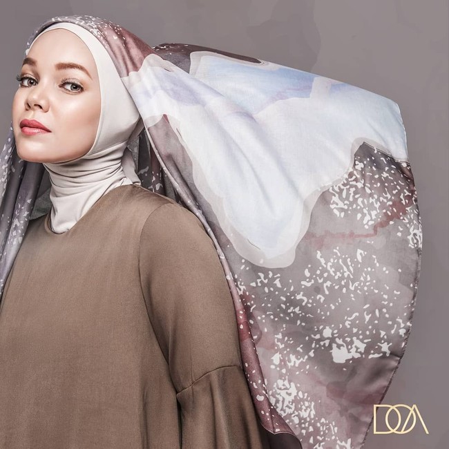 Produk yang luncurkan sementara ini adalah hijab motif dan kaftan. Hijab segi empat motif memang sedang populer di kalangan hijabers. Foto: Instagram_Doa.Indonesia
