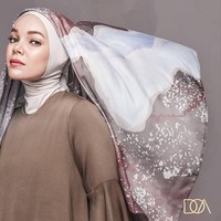 Produk yang luncurkan sementara ini adalah hijab motif dan kaftan. Hijab segi empat motif memang sedang populer di kalangan hijabers. Foto: Instagram_Doa.Indonesia