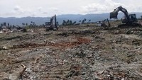 Prajurit TNI meratakan area yang terdampak likuifaksi menggunakan ekskavator. Istimewa/Puspen TNI.