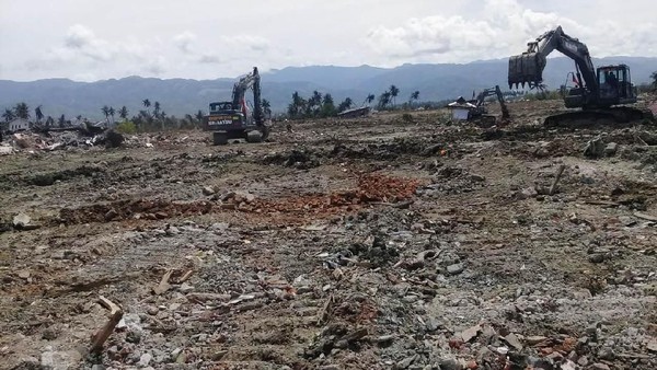 TNI Ratakan Area Terdampak Likuifaksi di Palu