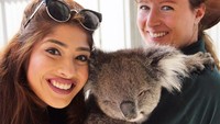 Di Perth, Khanum juga berkunjung ke Caversham Wildlife Park dan berrfoto bersama koala (zah16/Instagram)