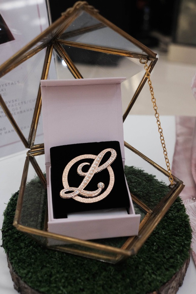 Tak hanya busana, ia pun merilis produk aksesori seperti bros. Bros berlogo L by LCB itu tampak cantik dengan detail swarovski. Foto: Silmia Putri/Wolipop