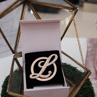 Tak hanya busana, ia pun merilis produk aksesori seperti bros. Bros berlogo L by LCB itu tampak cantik dengan detail swarovski. Foto: Silmia Putri/Wolipop