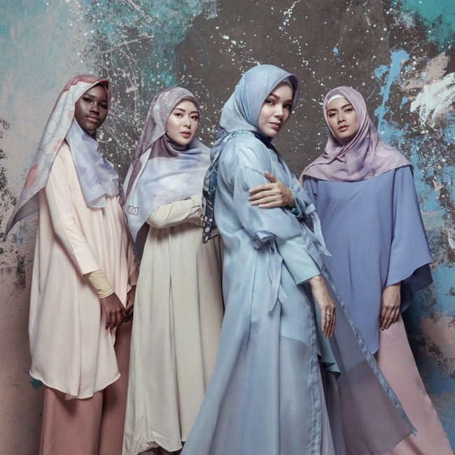 Selain scarf, Dewi Sandra juga menyajikan busana muslim seperti tunik, kaftan, kulot, dan outerwear. Ia memilih warna-warna lembut seperti peach hingga biru muda. Foto: Instagram_Doa.Indonesia