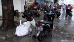 Aksi Nekat Warga Terobos Banjir di Bandung