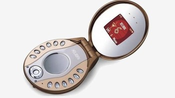 Kalau ini Siemens Xelibri 6 yang seperti tempat bedak. Siemens akhirnya menutup proyek Xelibri pada tahun 2004 dan menanggung kerugian besar. Hanya 780 ribu unit terjual dari seri ini. Foto: Mobilissimo