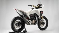 Beda dengan CB125M, CB125X mengusung gaya ala motor enduro mirip Africa Twin. Cirinya terlihat dari konsep headlamp yang menyambung terus hingga sayap, bodi samping depan, hingga ke belakang. Sementara area kaki-kakinya pakai pelek jari-jari dikombinasi ban semi trail yang pasti bakal asyik untuk melahap segala jenis medan jalan. Foto: Dok. Honda