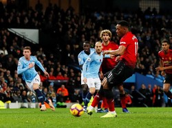 Pemain Manchester United, Anthony Martial, mencetak gol balasan lewat titik putih pada menit ke-58. (Foto: Jason Cairnduff/Action Images via Reuters)