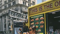 Baru saja menamatkan kuliah jurusan komunikasi di Filipina, Kelsey kini tinggal di New York. Ia hobi kulineran seperti mencicip hotdog sandwich ini. Dari ekspresinya sih kelihatan enak ya! Foto: Instagram kelsmerritt