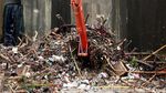 Intensitas Hujan Tinggi, Sampah Menumpuk di Pintu Air Manggarai
