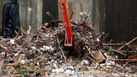 Alat berat juga digunakan untuk memudahkan pengangkatan sampah dari pintu air.