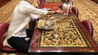 Hmm, baik banget ya. Rizky tampak makan malam sambil memberi makan kucing.  Foto: Instagram @rizky_irmansyah