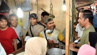Tujuan utamanya adalah memantau harga bahan pokok di pasar tradisional. Jokowi menanyakan langsung harga komoditas pasar pada penjualnya, seperti saat berbincang dengan pedagang ini.  Foto: Instagram @jokowipedia
