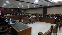 Amin Santono (kanan)  di pengadilan Tipikor yang didakwa menyalahgunakan kewenangan dalam penyusunan APBN-P 2017.