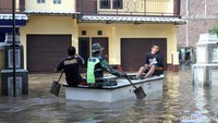 Sejumlah warga yang hendak berpergian dari rumahnya keluar pemukiman harus menaiki perahu dan menyusuri jalan gang. Ketinggain air di jalan gang tersebut setinggi 30-120 cm.