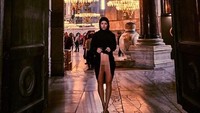 Tak kalah heboh, tahun lalu Papen nekat foto tanpa pakaian dalam di dalam Masjid Hagia Sophia. (Instagram)