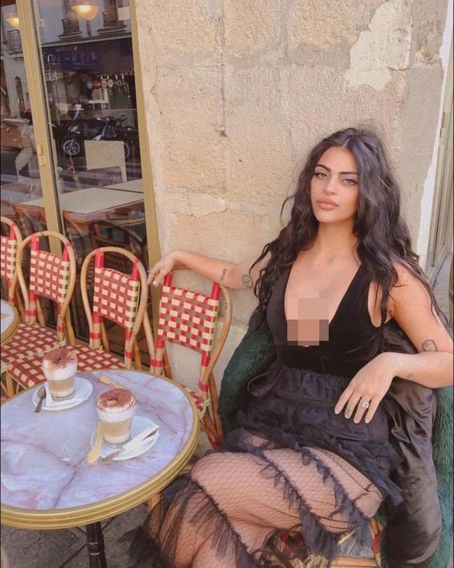 Selebgram cantik Newsha Syeh mencuri atensi setelah mengungkapkan kekecewaannya di Instagram Story-nya karena ditolak masuk Museum Louvre di Paris. Newsha mengungkapkan bahwa ia ditolak masuk ke museum karena pakaiannya yang memperlihatkan dadanya dan dianggap tak pantas.  Foto: (@mewsha/Instagram)