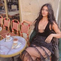 Selebgram cantik Newsha Syeh mencuri atensi setelah mengungkapkan kekecewaannya di Instagram Story-nya karena ditolak masuk Museum Louvre di Paris. Newsha mengungkapkan bahwa ia ditolak masuk ke museum karena pakaiannya yang memperlihatkan dadanya dan dianggap tak pantas.  Foto: (@mewsha/Instagram)