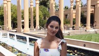 Ini potretnya saat di Darioush Winery, Napa Valley (mahlaghajaberi/Instagram)