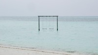 Mau berayun santai di pantai sambil foto-foto pun bisa (Kurnia/detikTravel)