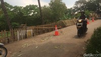 Kendaraan roda empat belum bisa melintas selama perbaikan.