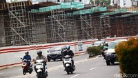 Saat ini para pekerja mulai melakukan pemasangan untuk tiang penyangga, jaring pengaman serta lintasan kereta (girder).