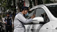 Petugas memantau isi di dalam mobil tersebut sebelum akhirnya di derek paksa.