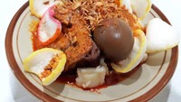 Yang ini komplet banget. Selain sayur gurih ketupat sayur Betawi ini ditambah semur tahu, telir, jengkol, disiram sambal plus ditaburi kerupuk kanji. Mantap! Foto: Instagram @foodandcapture