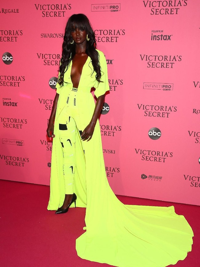 Di karpet merah, Duckie memilih gaun kuning stabilo yang sekali lagi mempertegas kulit hitam legamnya yang eksotis. Sementara belahan dada rendahnya sukses mengakomodasi keseksian Duckie. (Foto: Getty Images)