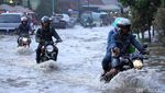 Aksi Nekat Warga Terobos Banjir di Bandung