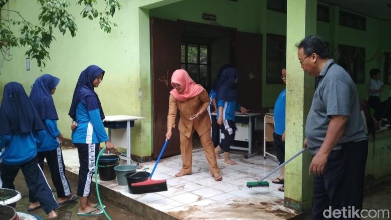 Banjir Surut, Guru dan Murid SMPN 9 Bekasi Bersih-bersih 