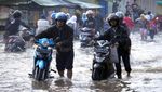 Aksi Nekat Warga Terobos Banjir di Bandung