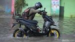 Aksi Nekat Warga Terobos Banjir di Bandung