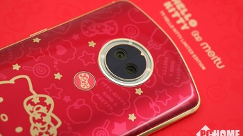 Ponsel ini punya kamera ganda di bagian belakang. Foto: Sina Mobile