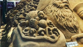 Ada Santa Claus bawa banyak hadiah. (Foto: Brightside)